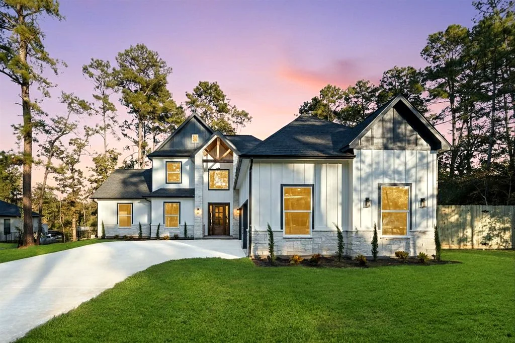 40714 Rolling Forest Dr, Magnolia TX — exterior front twilight