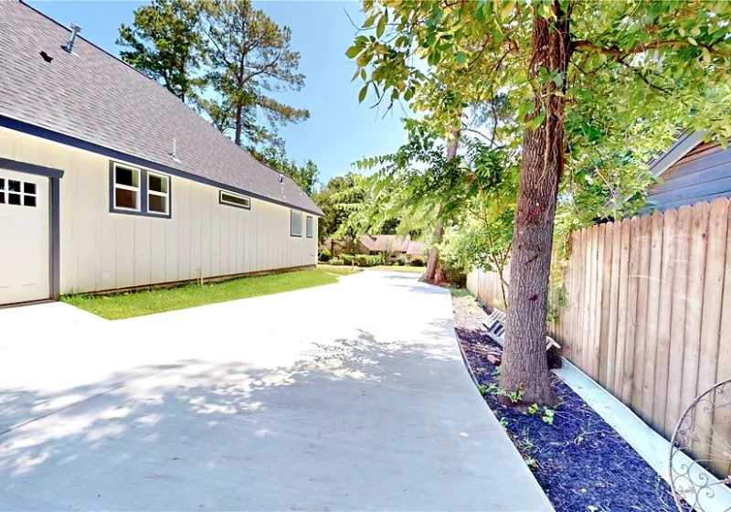 462 Carriage Trail, Montgomery TX — exterior side